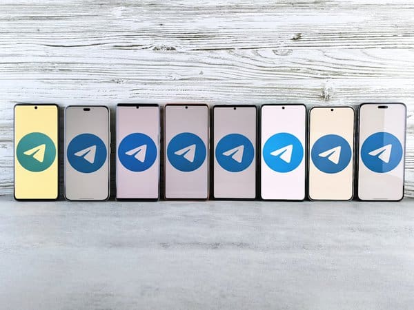 Telegram messenger app auf verschiedenen Smartphones sichtbar.