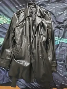 Hochwertiger schwarzer Ledertrenchcoat f&uuml;r Damen, mit klassischen Details wie Reverskragen, Knopfleiste und G&uuml;rtel. Perfekt f&uuml;r einen eleganten Look und kalte Jahreszeiten, vielseitig kombinierbar.