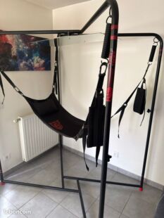 Das Bild zeigt ein professionelles Krafttrainingsger&auml;t von Fistwerk, ausgestattet mit einer H&auml;ngematte und einem Seilzug, perfekt f&uuml;r intensives Training zu Hause oder im Fitnessstudio. Das stabile Metallgestell bietet vielf&auml;ltige &Uuml;bungsm&ouml;glichkeiten und ist auf Langlebigkeit ausgelegt. Ideal f&uuml;r Kraft- und Konditionstraining, unterst&uuml;tzt durch modernes Design und hochwertige Verarbeitung.