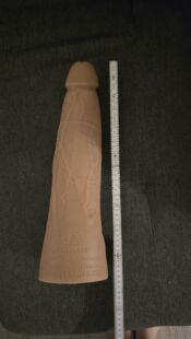 Hautfarbener Silikon-Dildo, ca. 30 cm lang, mit realistischen Details f&uuml;r intensiven Sexspa&szlig;. Perfekt f&uuml;r BDSM- und Fetisch-Spielarten, hochwertiges Material, langlebig und hautfreundlich.