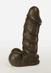 Ein schwarzer, realistisch gestalteter Dildo mit Riemen und Schnürung, geeignet für BDSM- und Fetisch-Spielarten. Das Produkt besteht aus hochwertigem Material, das langlebig und angenehm im Gebrauch ist, perfekt für intensive Fantasien.