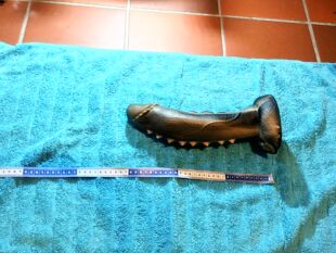 Hochwertiger Gummi-Dildo mit realistischem Design, anatomisch geformt f&uuml;r intensive sexuelle Erfahrungen. Das Produkt liegt auf einem blauen Handtuch, mit einem Ma&szlig;band zur Gr&ouml;&szlig;enangabe, ideal f&uuml;r erotische Spielarten. Perfekt f&uuml;r individuelle oder partnerbezogene Fantasien, hergestellt aus sicheren, hautfreundlichen Materialien.