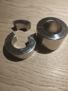 Hochwertige Edelstahlmetallteile, die bei Fistwerk erh&auml;ltlich sind, mit glatten Oberfl&auml;chen und pr&auml;ziser Verarbeitung, ideal f&uuml;r verschiedene technische oder handwerkliche Anwendungen.