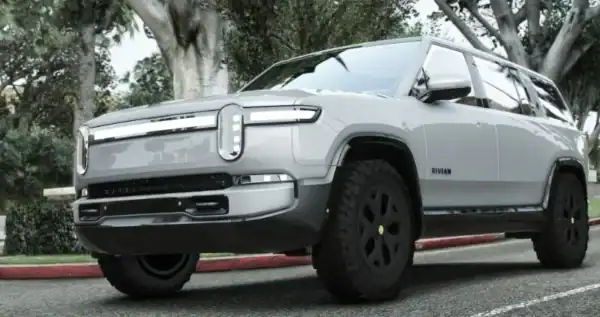Explore the advanced 2024 Rivian R1S in FiveM. Enjoy cutting-edge EV performance, sleek design, and enhanced gameplay with this realistic electric SUV mod