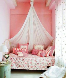 Dísz baldachin hálószobába, nappaliba, vagy akár kültérre használva, szinte nem is kell tartó szerkezet hozzá. És azok a fantáziadús díszpárnák...