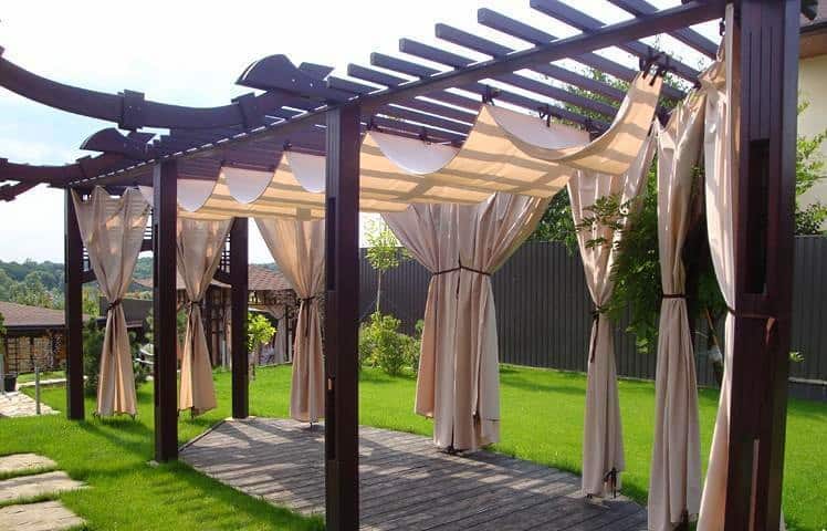 És még egyszer: kocsibeálló, filagória viráglugas - nyári összejöveteleknek megfelelő elegáns hellyé alakítható !