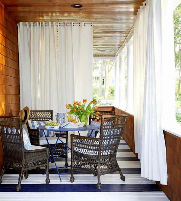 Terasz, de akár erkélyek esetében is tökéletes megoldás, térelválasztó, belátást megakadályozó megoldás a kültéri függöny.