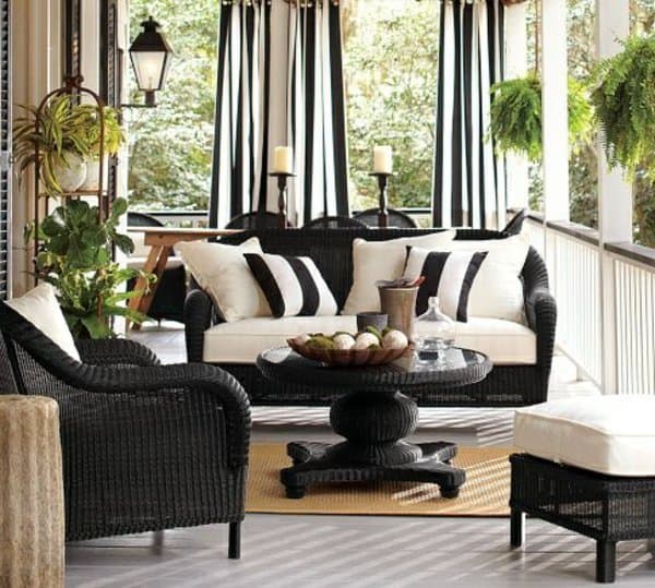 Terasz kültéri függöny speciális szövetből- hozzáillő csíkos párnahuzat , feketén-fehéren: nagypolgári megoldás.