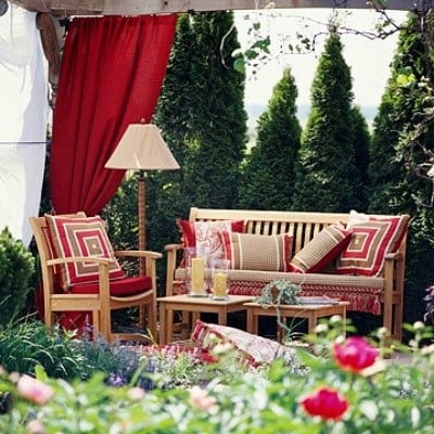 Pergola, nosza dekoráljuk! A piros ütős, élénk, vidám, a párnák is passzolnak!