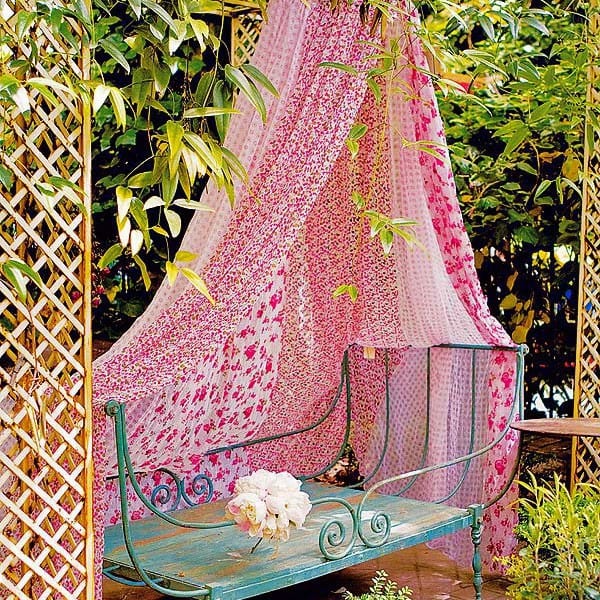 Kerti pad, kiülő, nyugágy árnyékolása romantikus stílusban - bájos ! 