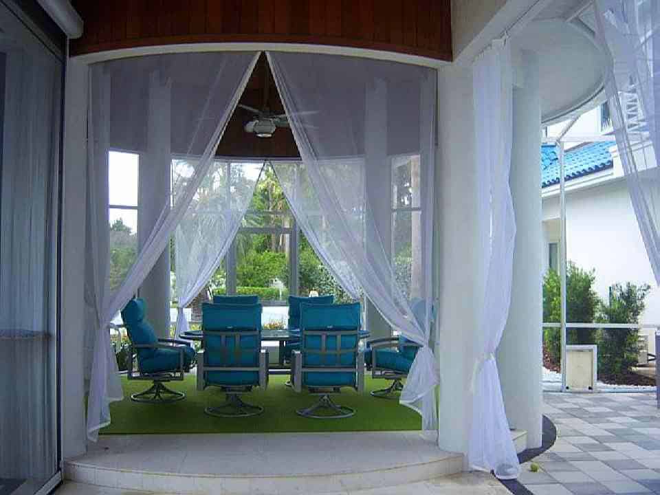 A fehér kültéri függöny és a kerti terasz kombinációja, csodás....