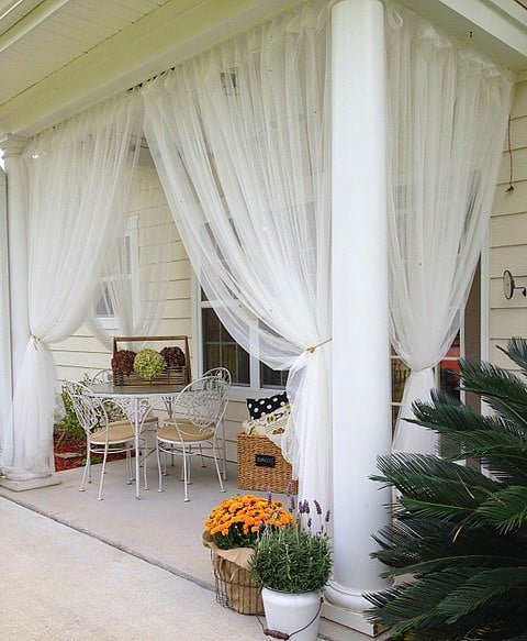 a Fehér kültéri függöny eleganciája.