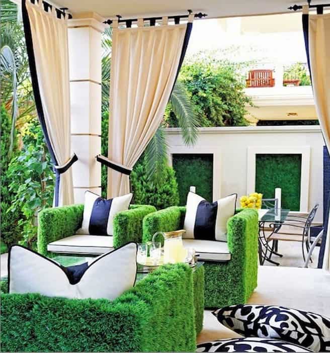 A fehér kerti, kültéri függönyöket keretezzük színekkel, az eredmény gyönyörű.