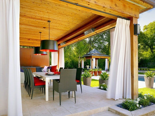 A fehér kültéri függöny és a színes teríték, csodás....