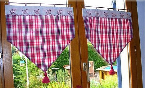 Egyedi fazonú vitrázsfüggöny batiszt csipke és mintás dekor anyagból, bolyttal ...