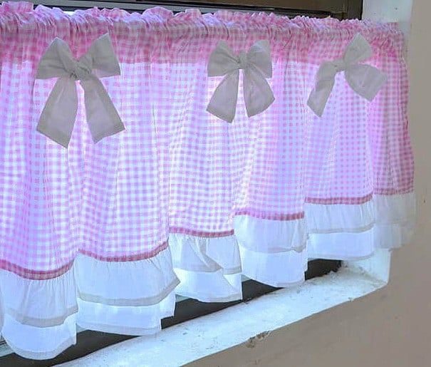 Egyedi vitrázsfüggöny a csodás kockás dekor anyagból, batiszt csipkével...