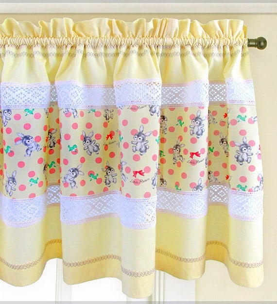 Egyedi vitrázsfüggöny dekor anyagból csipke és mintás anyag betéttel..