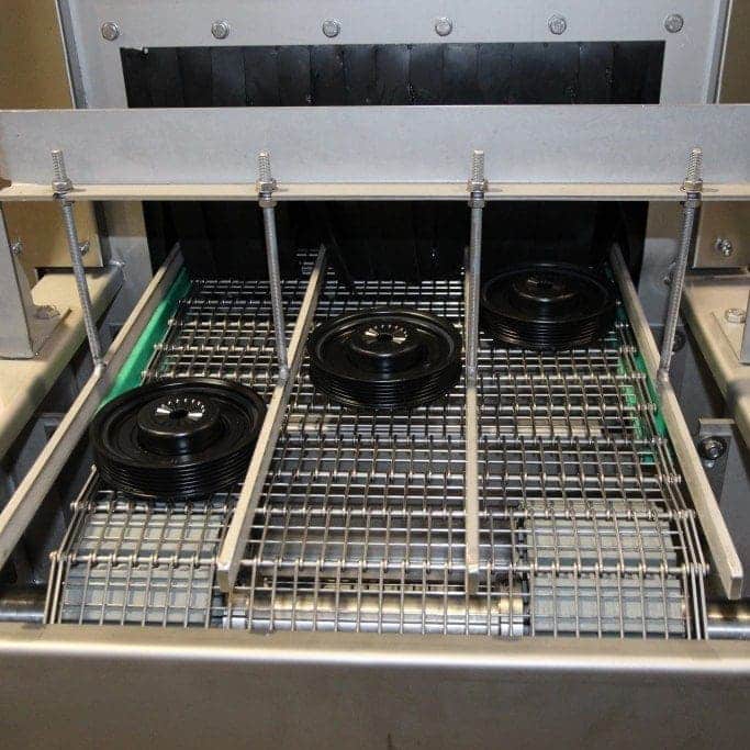 Durchlaufreinigungsanlage mit einer Vielzahl an möglichen Transportsystemen