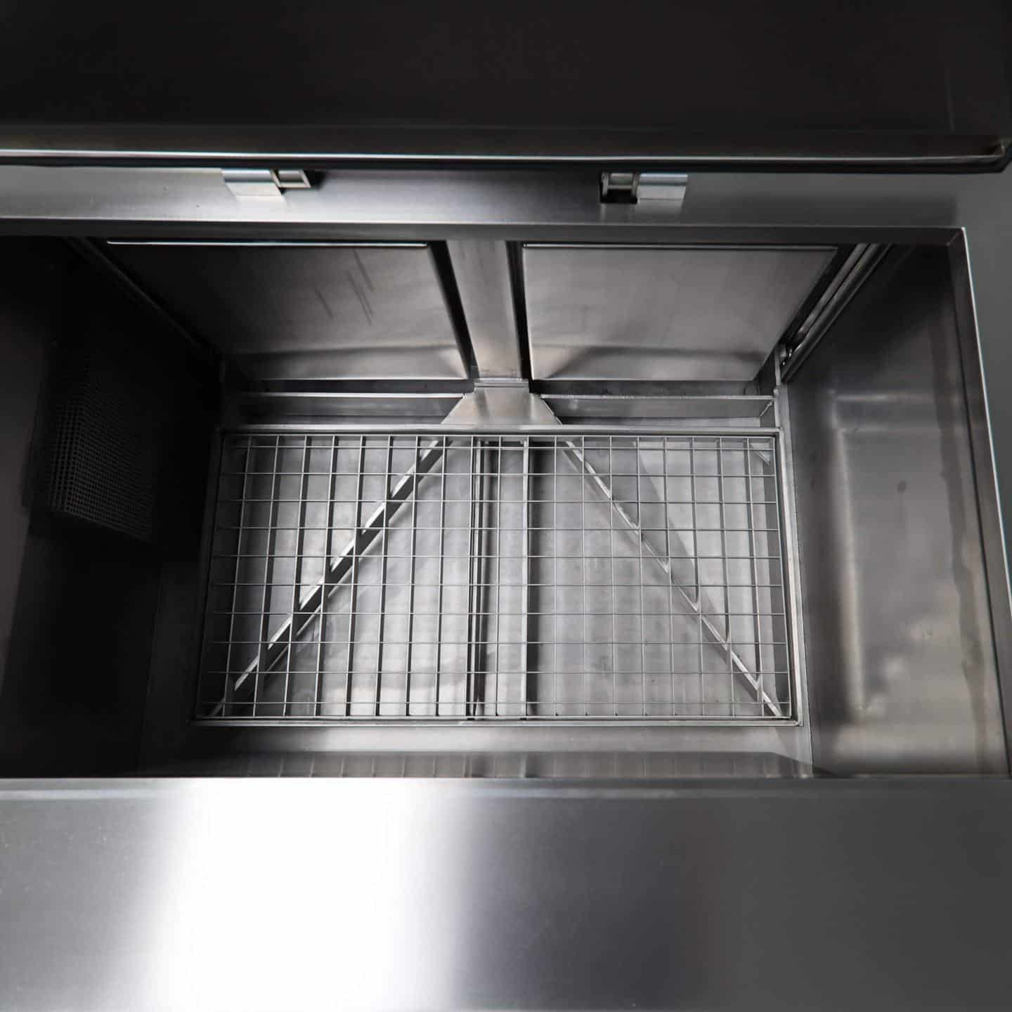 Industrielle Reinigungsanlage mit Warenlift und Ölabscheider