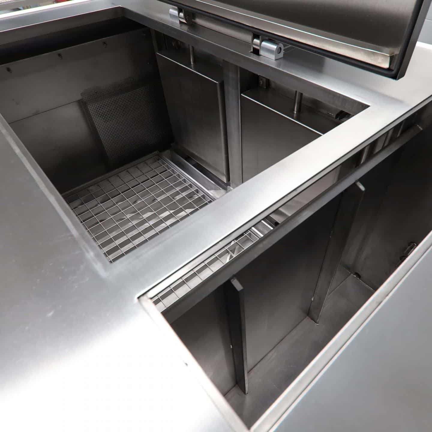 Industrielle Reinigungsanlage mit Warenlift