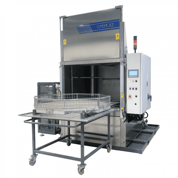 Metallreinigungsanlage CM 13 ist eine automatische Reinigungs- und Entfettungsanlage mit pneum. Hubtor und einem manuell herausfahrbaren Beschickungskorb