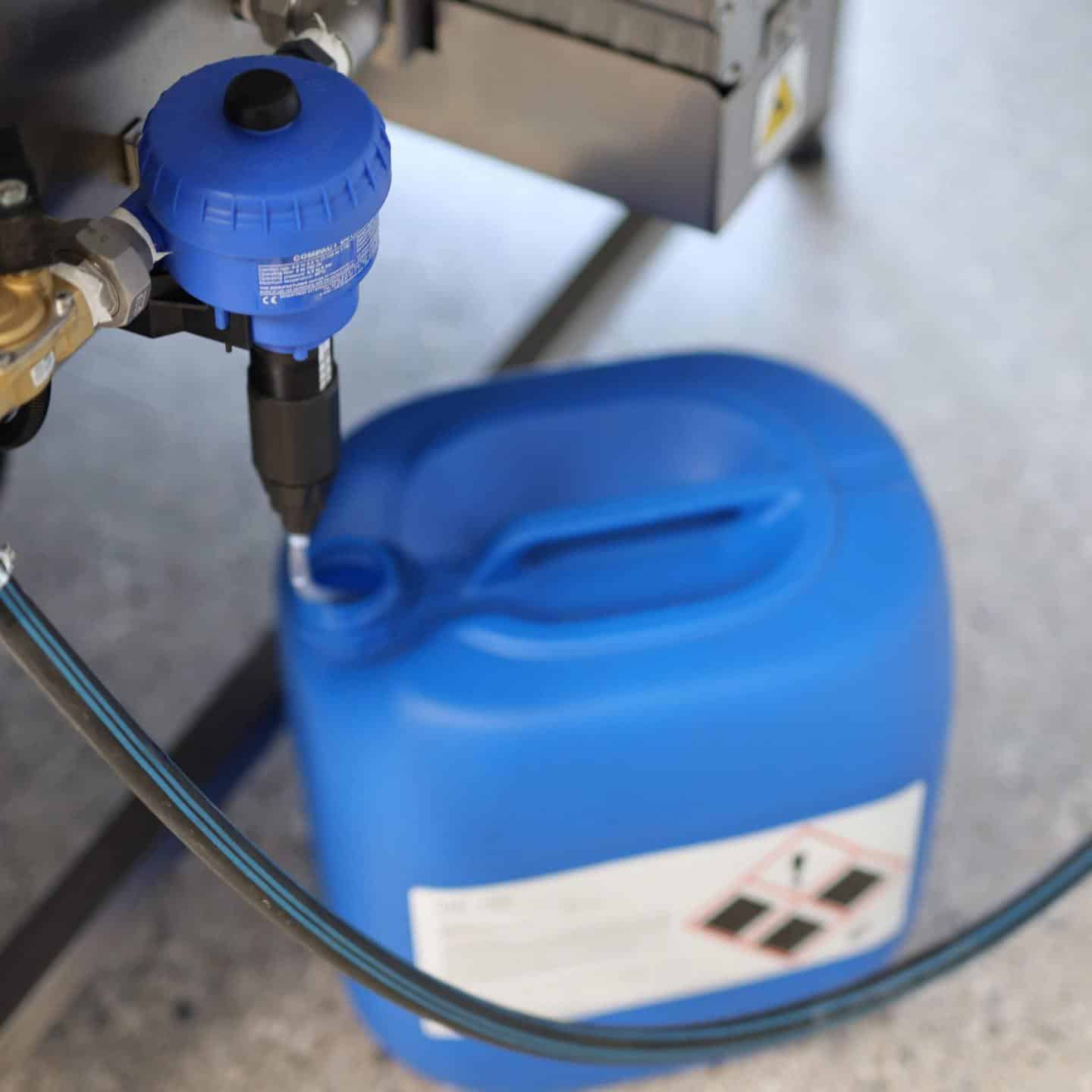 Teilewaschanlage mit Chemiedosierer