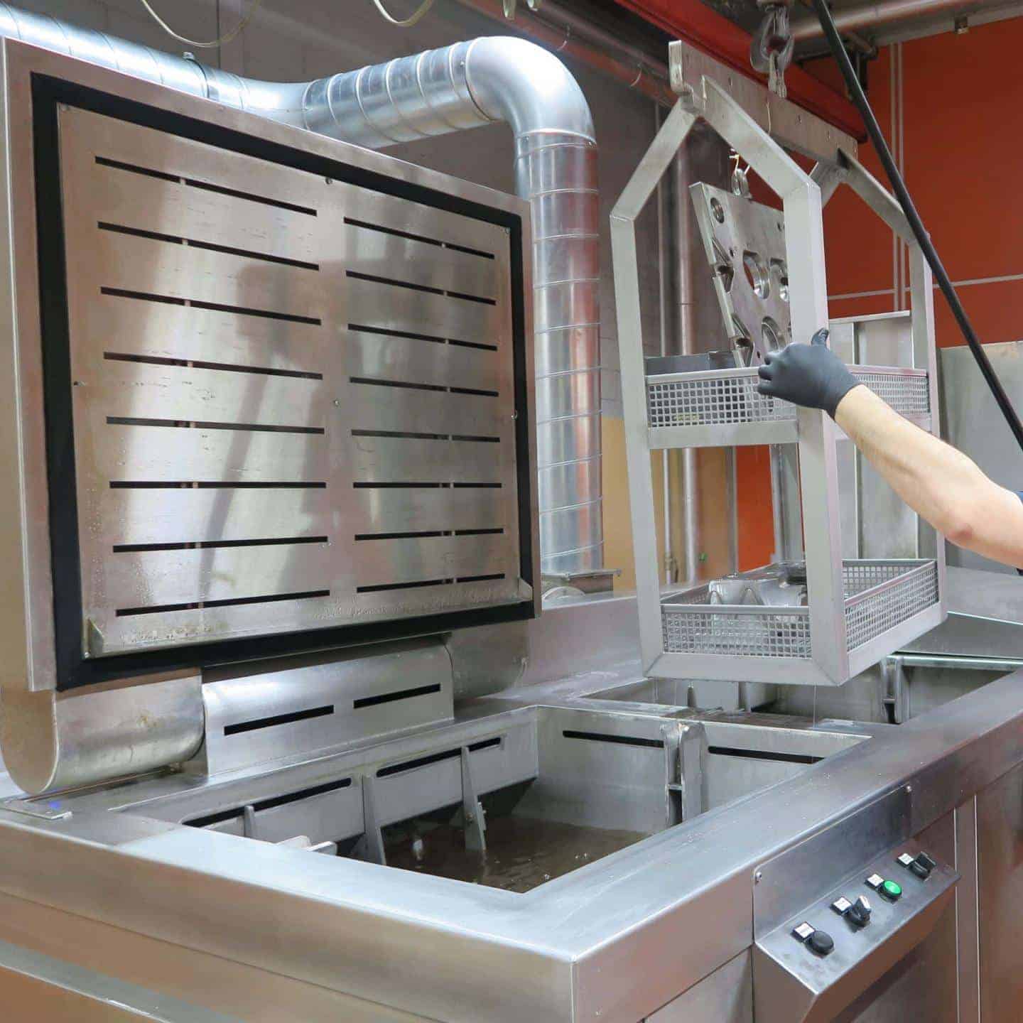 Ultraschall - Werkzeugreinigung Beschickung mittels Warenlift