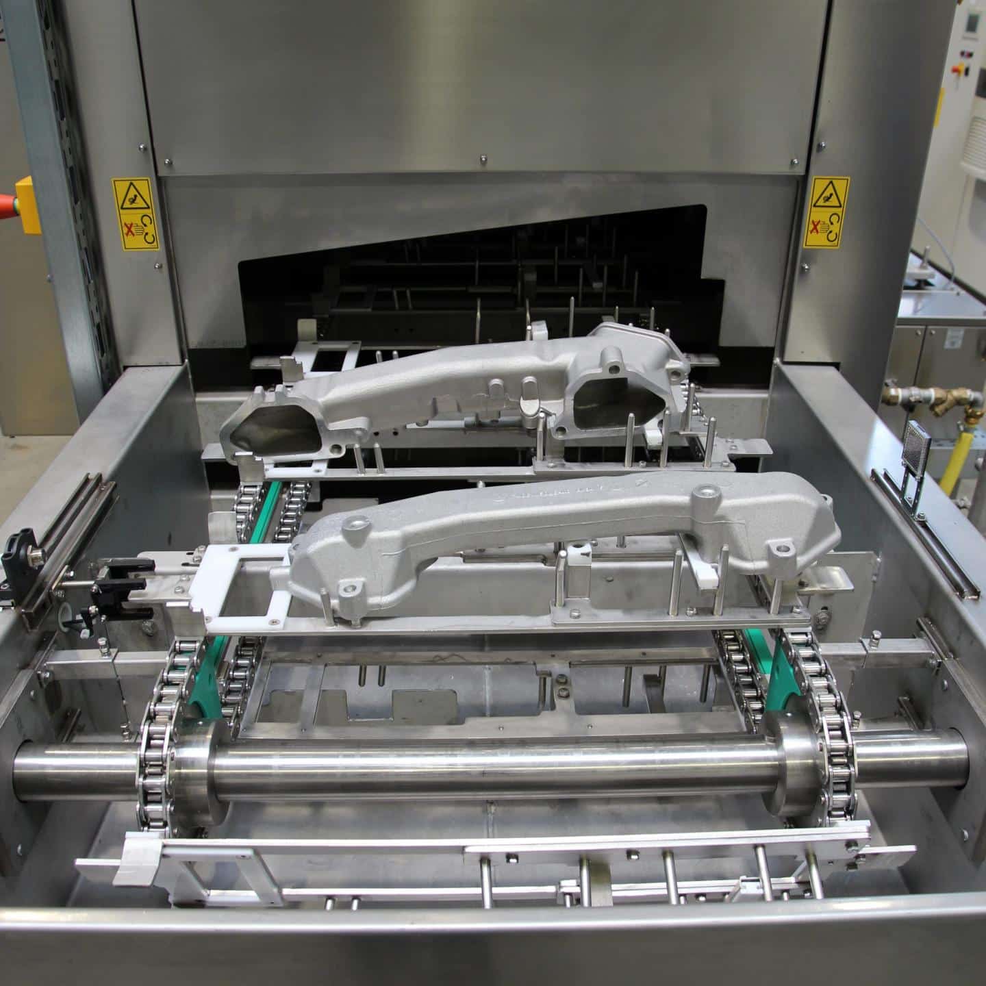 Praxisbeispiel Durchlaufreinigungsanlage Warenträger auf Kettenförderer