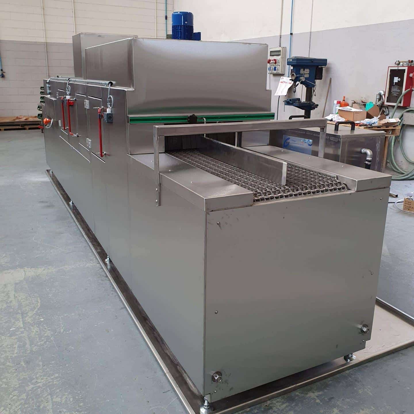 Durchlaufreinigungsanlage mit Drahtförderband und Bandtrennung