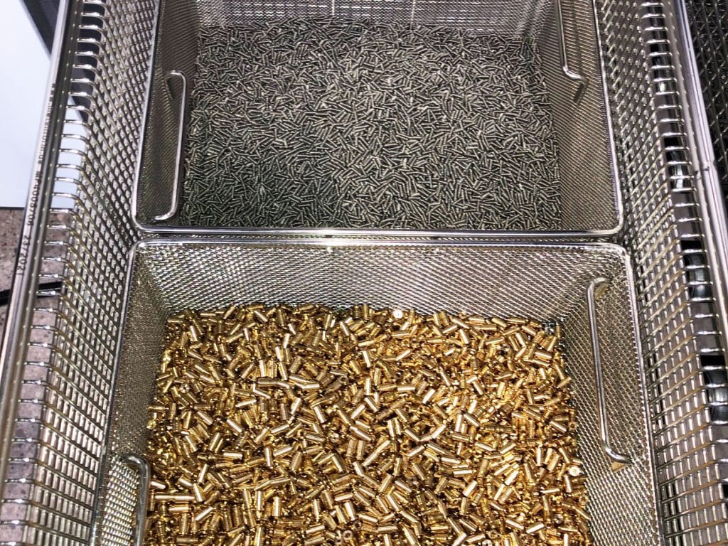 Efficient cleaning of very small components using the bulk material process