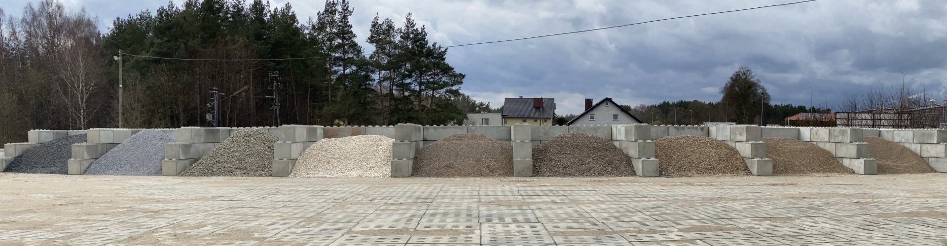 Wywrotka z kruszywem na placu budowy.