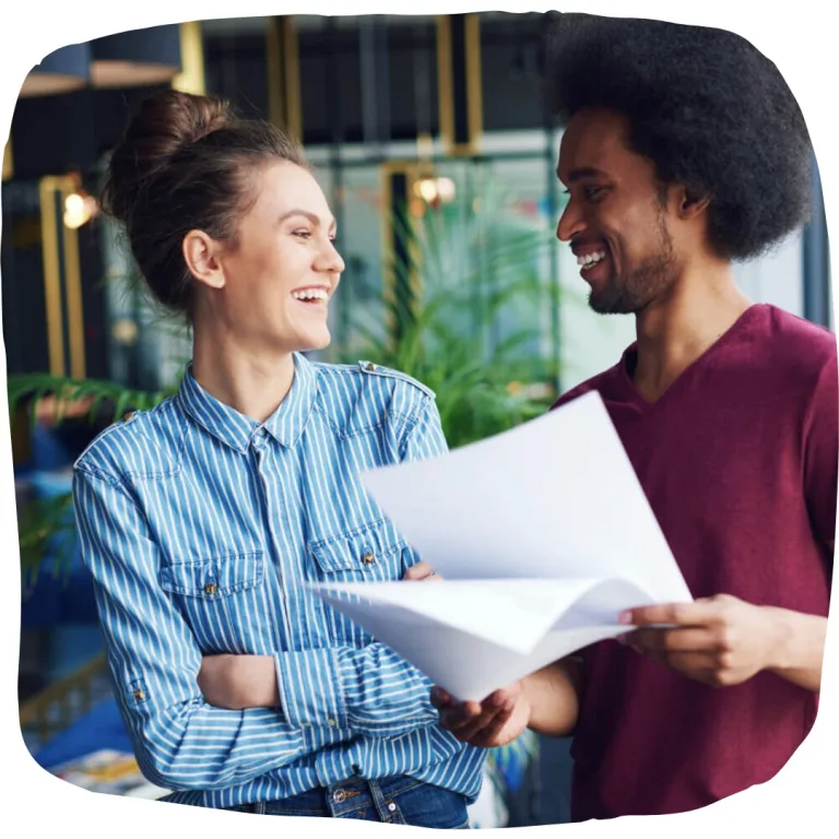 Location avec option d'achat - leasing immobilier Deux jeunes personnes en contrat de CDI qui tiennent des documents