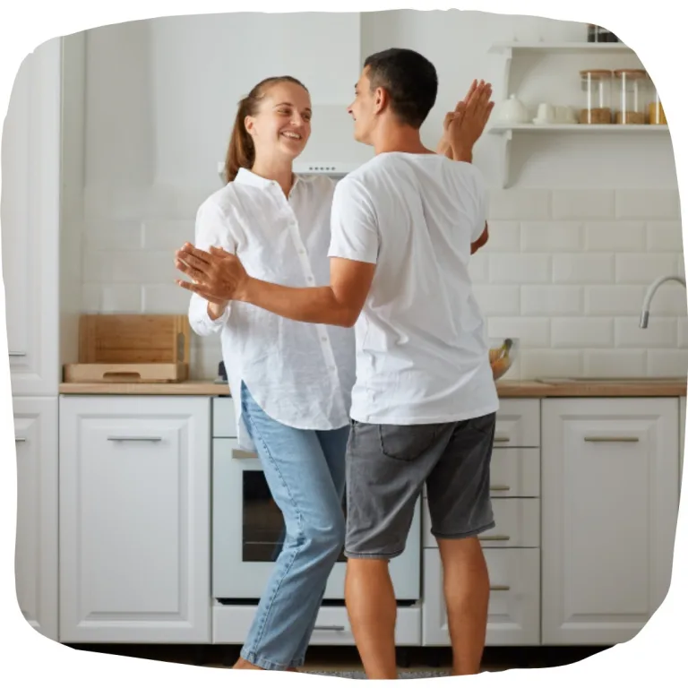Location avec option d'achat - leasing immobilier un couple de primo-accédants qui se réjouissent d'être propriétaire en dansant