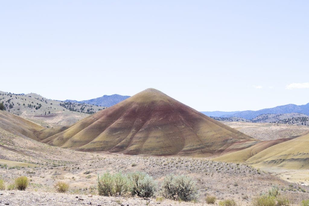 17 Best Day Hikes in Oregon You Don’t Want to Miss (Dog & Family-Friendly) Painted Hills Overlook.