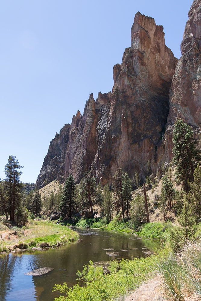 Smith Rock State Park Oregon – Ultimate Guide A view of Crooked River at Smith Rock State Park.