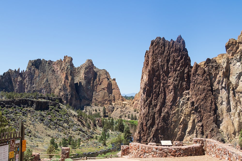 Smith Rock State Park Oregon – Ultimate Guide View of Oregon's Smith Rock State Park from the trailhead.