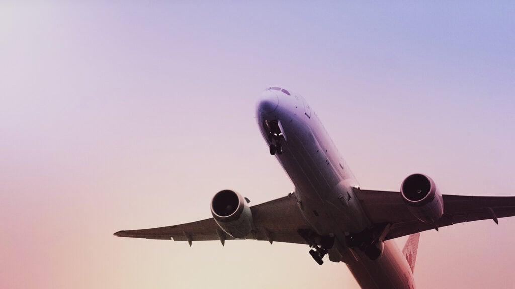Ultimate Guide – Closest Airports To Zion National Park Image: A commercial airplane takes off from a runway, symbolizing closest airports to Zion National Park.