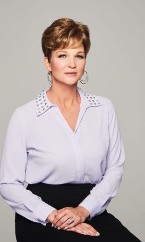 Elegant short wig styled for mature women, perfect for a sophisticated look.