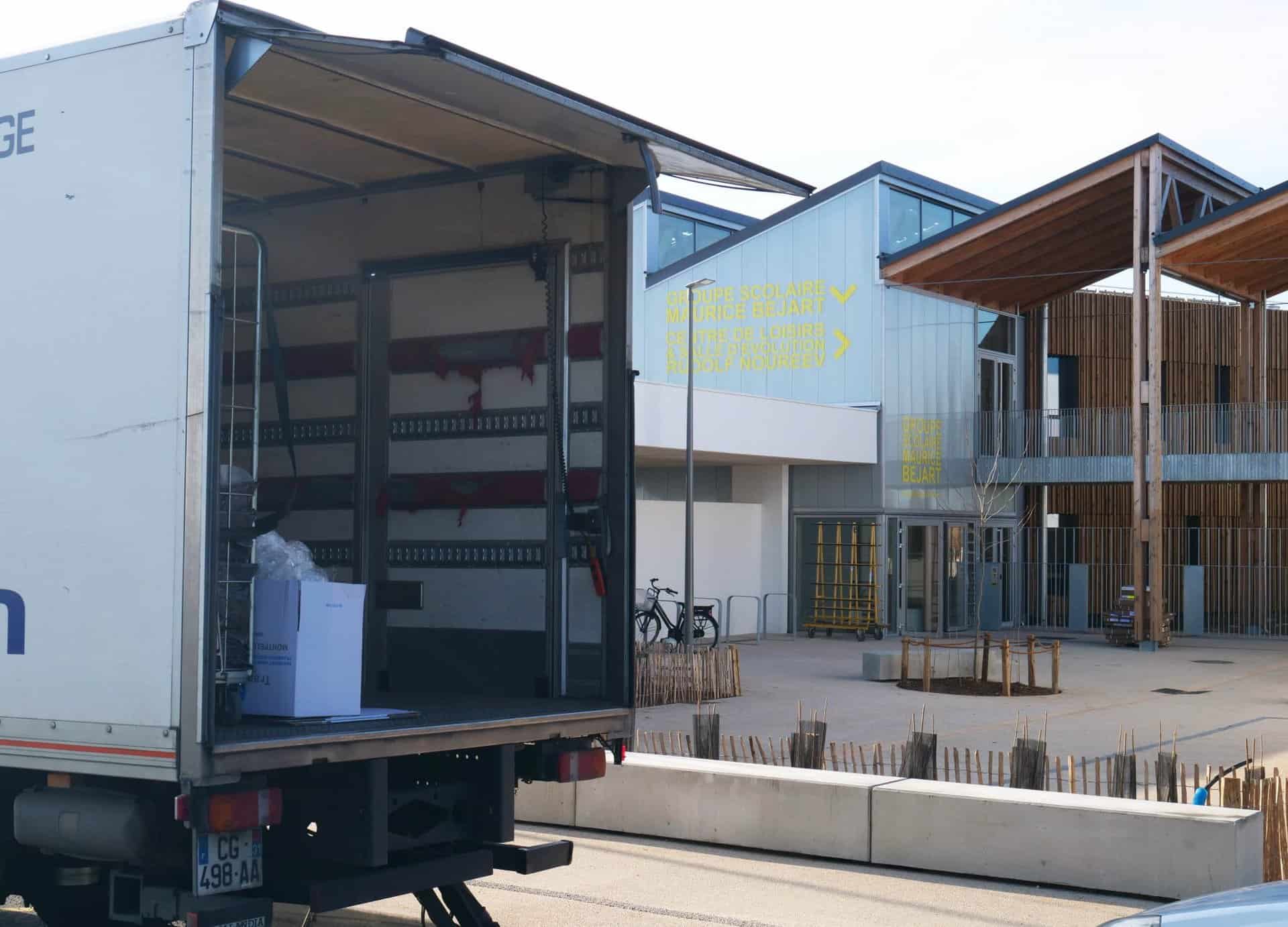 Camion de déménagement devant une crèche