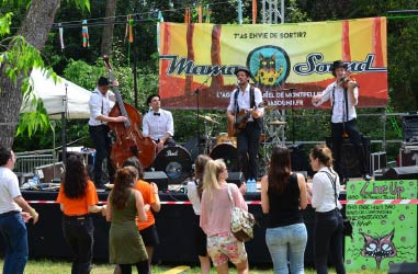 groupe de personnes dansant devant une scène