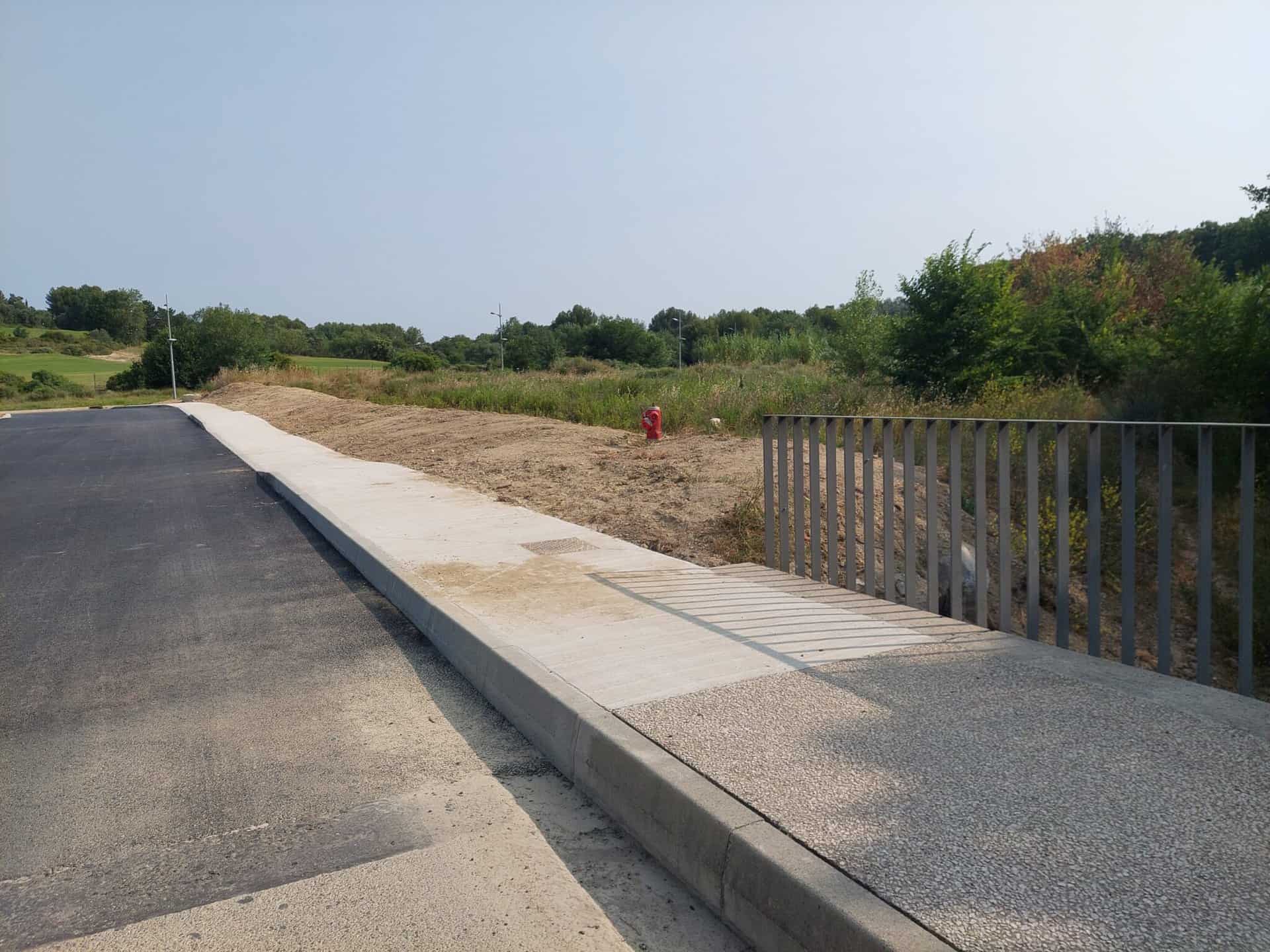 Trottoir sur le chemin de l'école Nelson Mandela à Juvignac, entre l'allée des Thermes et la rue Neptune