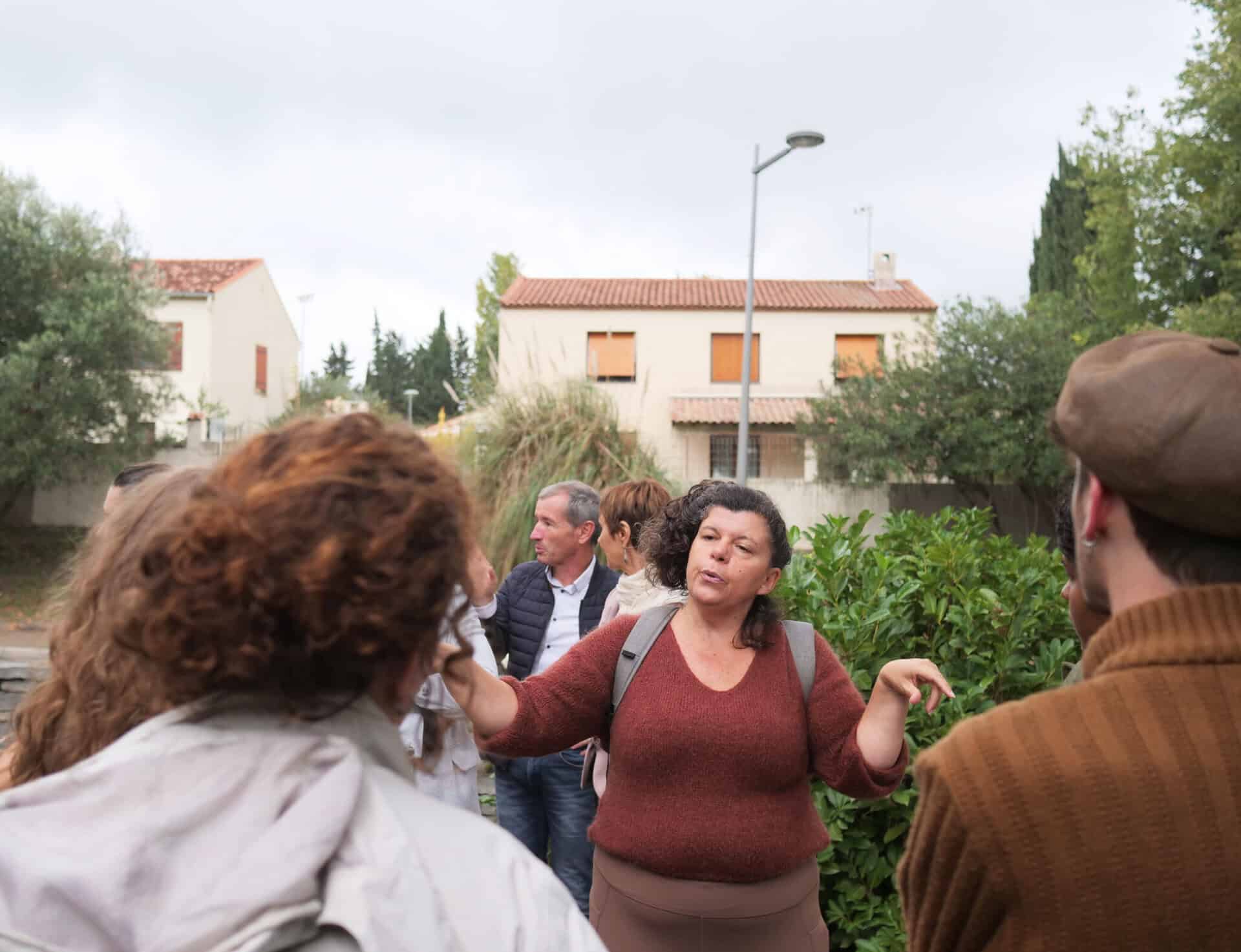 Sonia Lavadinho, géographe et et anthropologue urbaine, lors d'un "diagnostic en marchant" à Juvignac