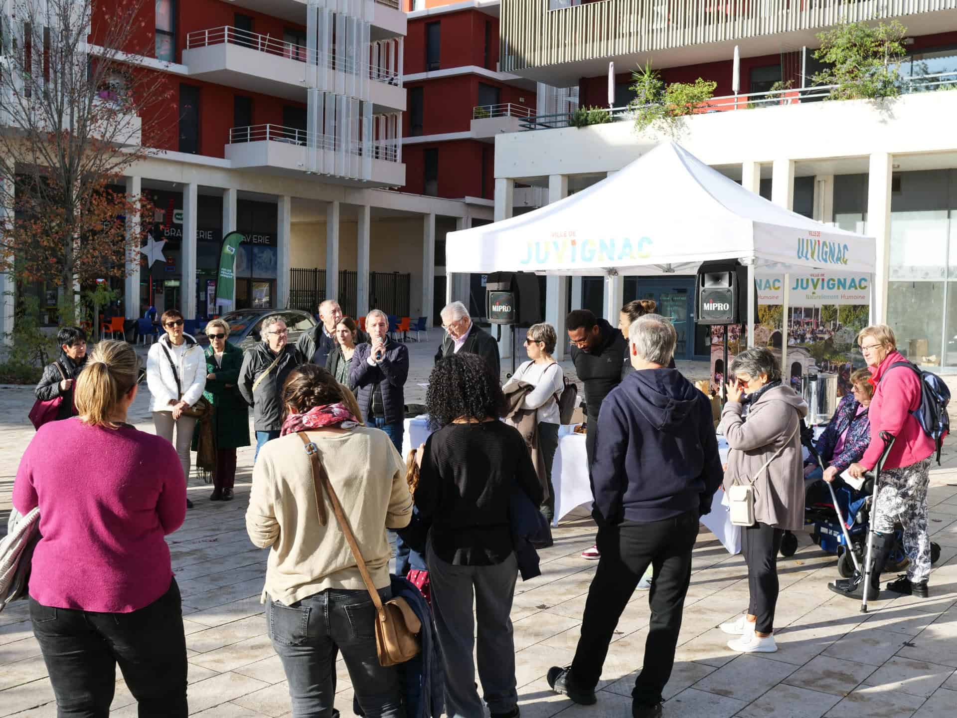 Élus et habitants de Juvignac rassemblés sur la place du Soleil