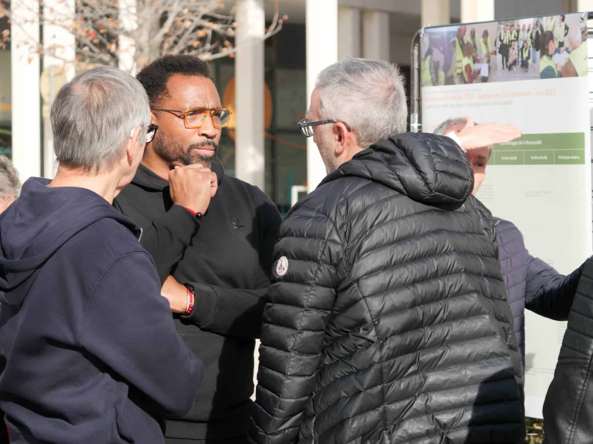 L'élu David Bélénus discute avec deux Juvignacois 
