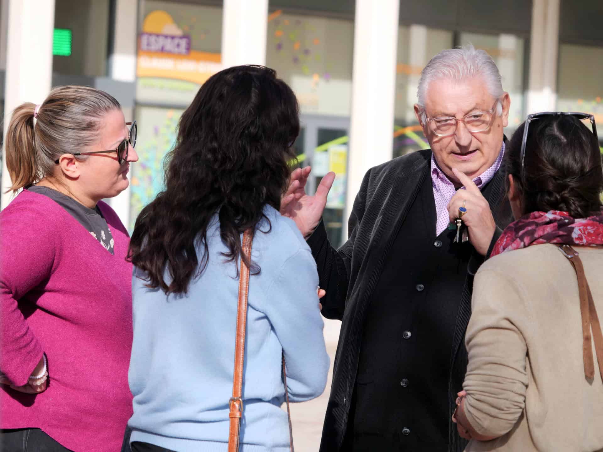 L'élu Jacques Bousquel discute avec trois habitantes de Juvignac