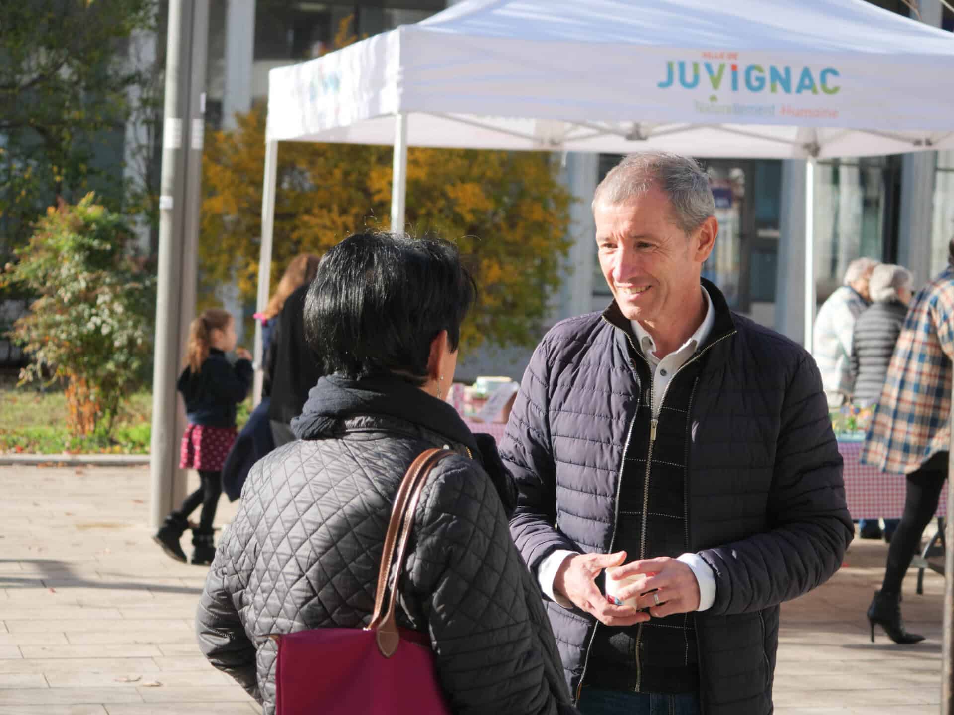 Le Maire Jean-Luc Savy s'entretient avec une habitante de Juvignac