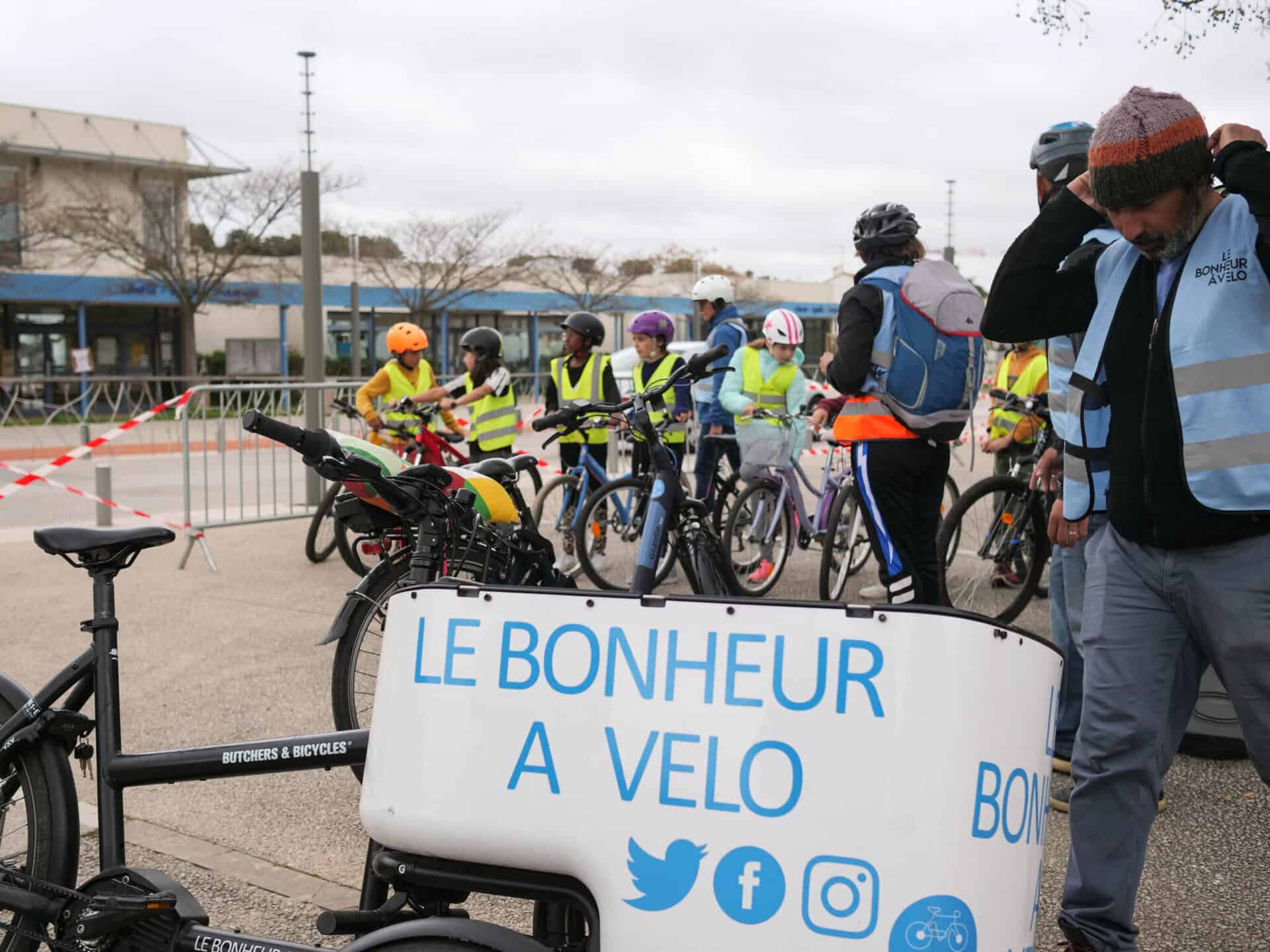Groupe d'enfant à vélo, avec l'association Le Bonheur à Vélo