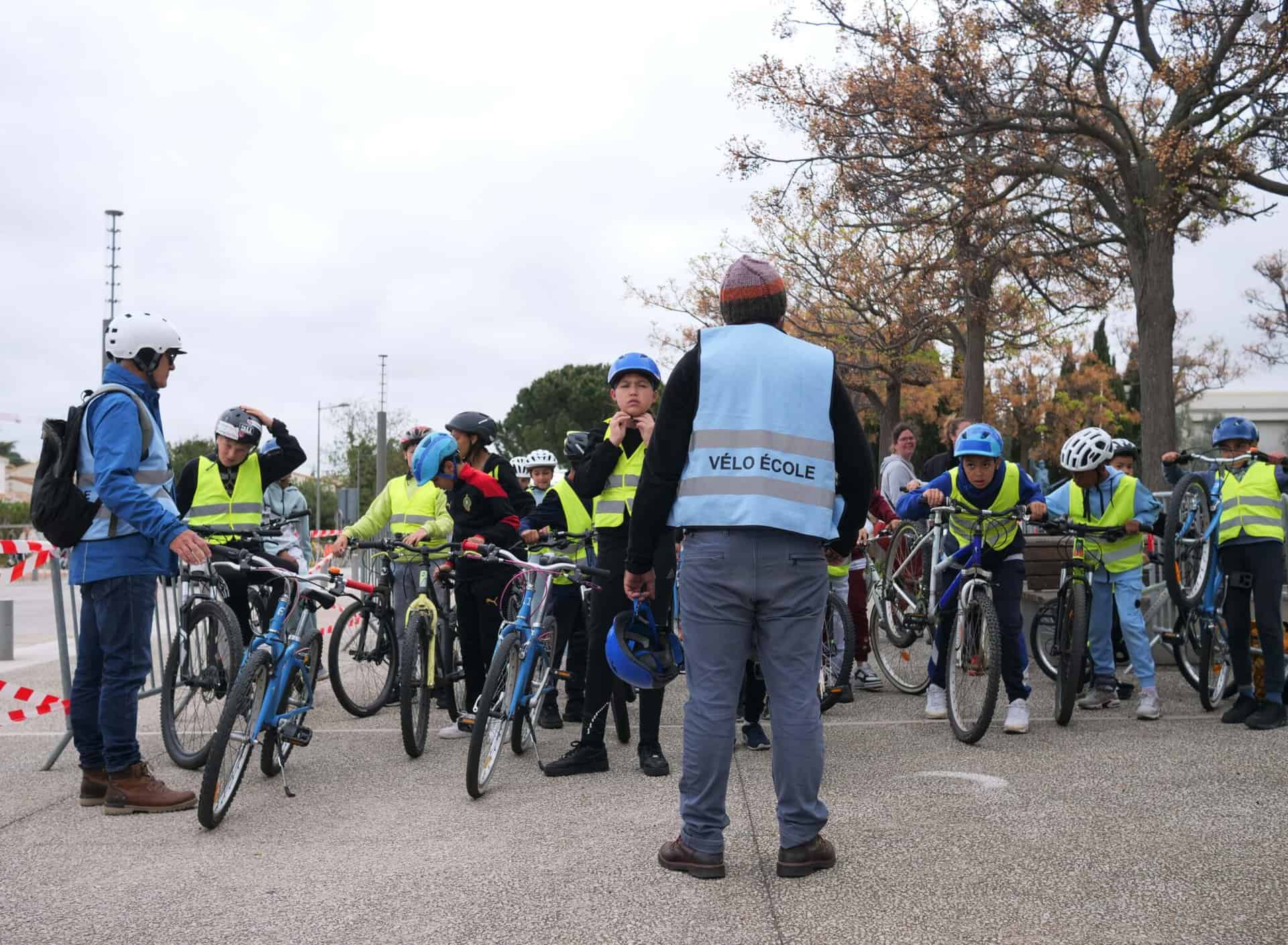 Groupe d'enfant à vélo, avec l'association Le Bonheur à Vélo