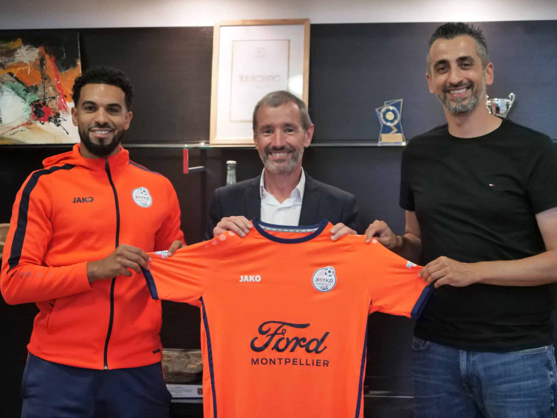 Présentation du maillot du FC 3MTKD Juvignac par le Maire Jean-Luc Savy, Karim Bellahcene et Malik Gueddari