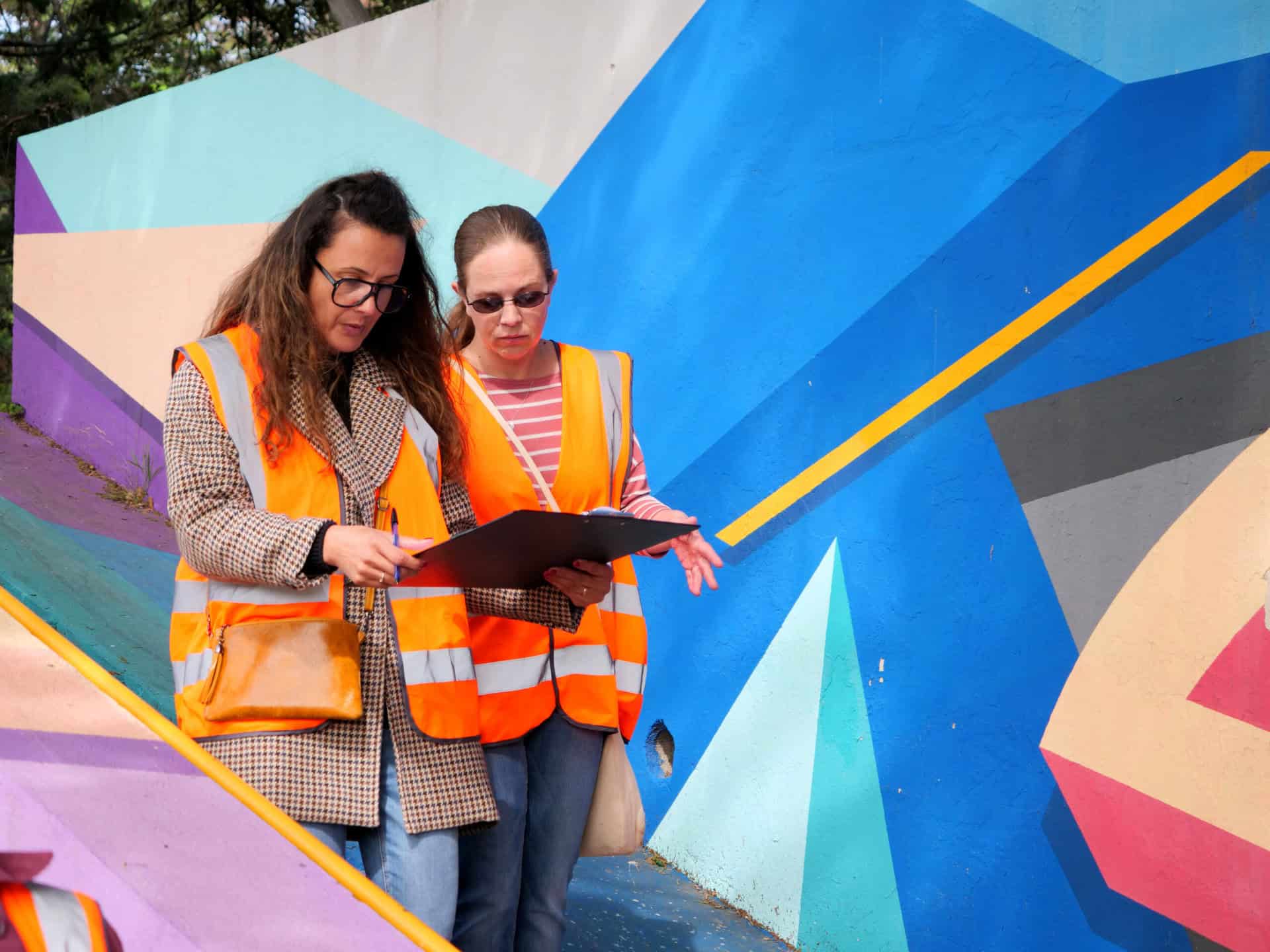 Habitant de Juvignac lisant un panneau informatif issu de la démarche citoyenne sur l'insécurité